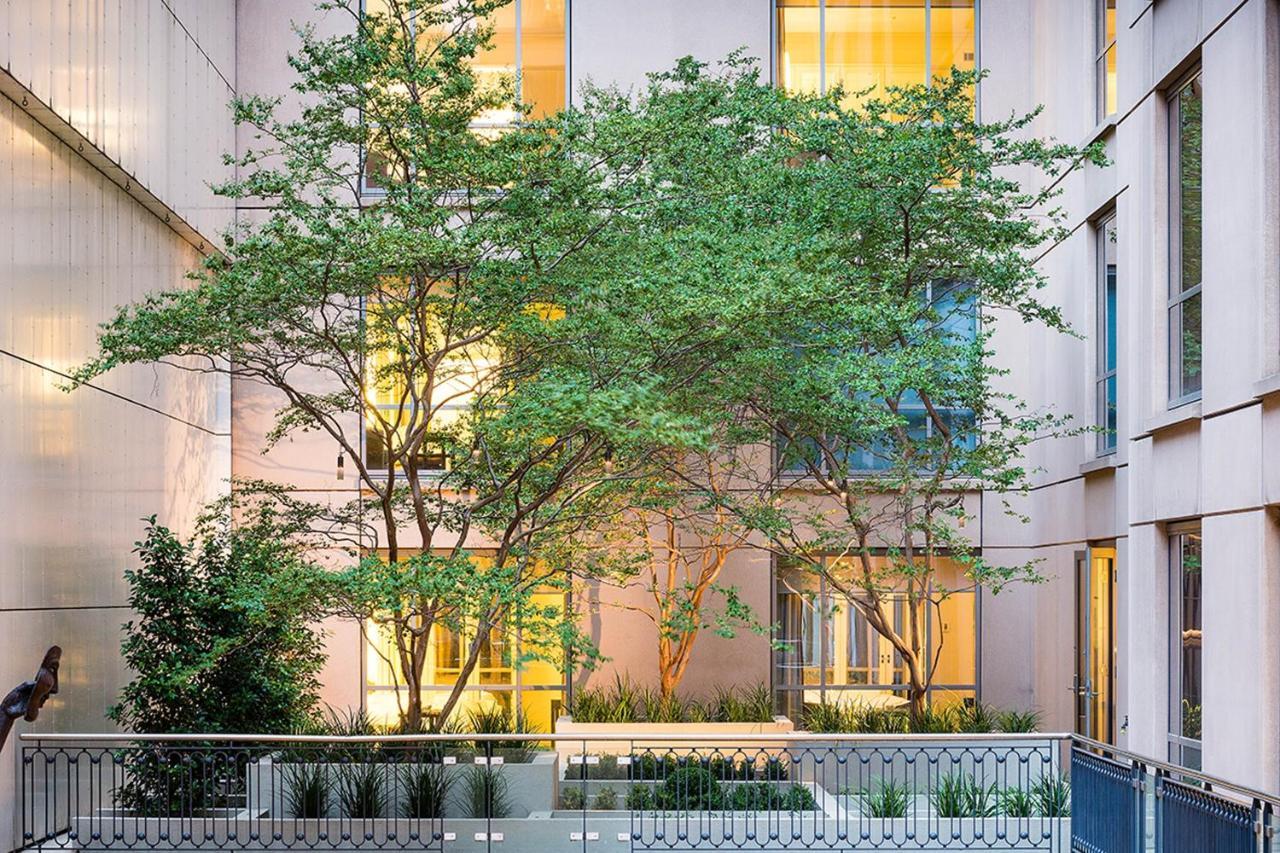 Hotel The Westin Melbourne Exteriér fotografie The courtyard at the center of the building